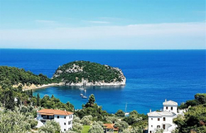 Mando Beachfront, Stafilos